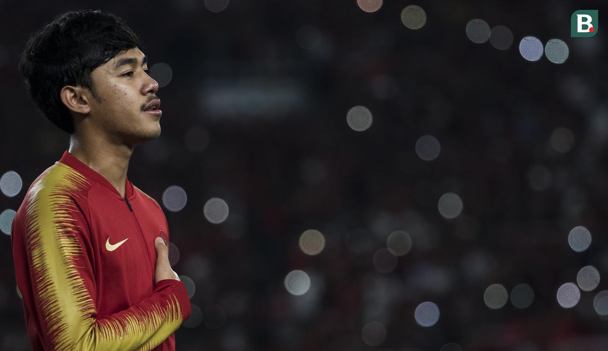 Gelandang Timnas Indonesia, Luthfi Kamal, saat menyanyikan laga Indonesia Raya sebelum melawan Jepang pada laga Piala AFC U-19 di SUGBK, Jakarta, Minggu (28/10). Indonesia 0-2 dari Jepang. (Bola.com/Vitalis Yogi Trisna)