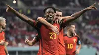 Pemain Timnas Belgia, Michy Batshuayi melakukan selebrasi usai mencetak gol ke gawang Timnas Kanada dalam laga matchday pertama Grup F Piala Dunia 2022 di Ahmad Bin Ali Stadium, Doha, Qatar, Kamis (24/11/2022) dini hari WIB. (AP/Hassan Ammar)