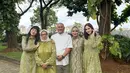 Syifa Hadju tampil serba hijau dengan keluarganya. Syifa memilih mengenakan long dress lengan panjang warna hijau dihiasi payet dan bordiran. [@syifahadju]