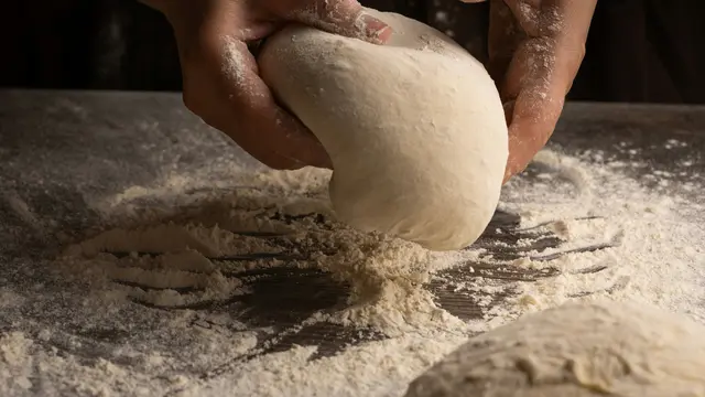 Mengulen Adonan Kue