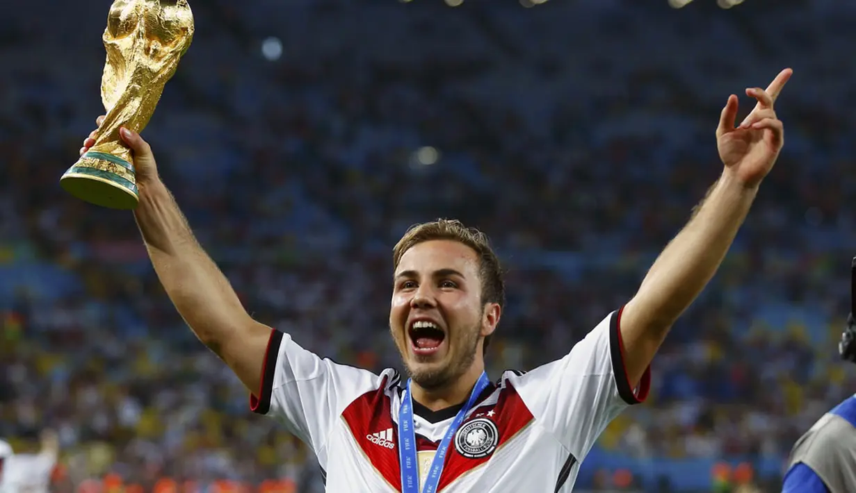 Selebrasi pemain tengah Timnas Jerman, Mario Goetze, saat merayakan gelar juara Piala Dunia 2014 di Stadion Maracana, Rio de Janeiro, (14/7/2014). (REUTERS/Eddie Keogh)
