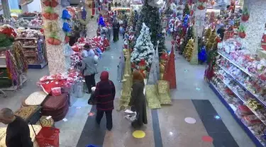 Pemerintah kota Baghdad mendirikan pohon Natal terbesar di Taman Al-Zaura.