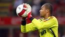 Dida - Kiper asal Brasil ini begitu tangguh di bawah mistar gawang AC Milan kala itu. Berkat ketangguhannya Dida berhasil membawa AC Milan meraih gelar juara Liga Champions 2007. (AFP/Ffilippo Monteforte)