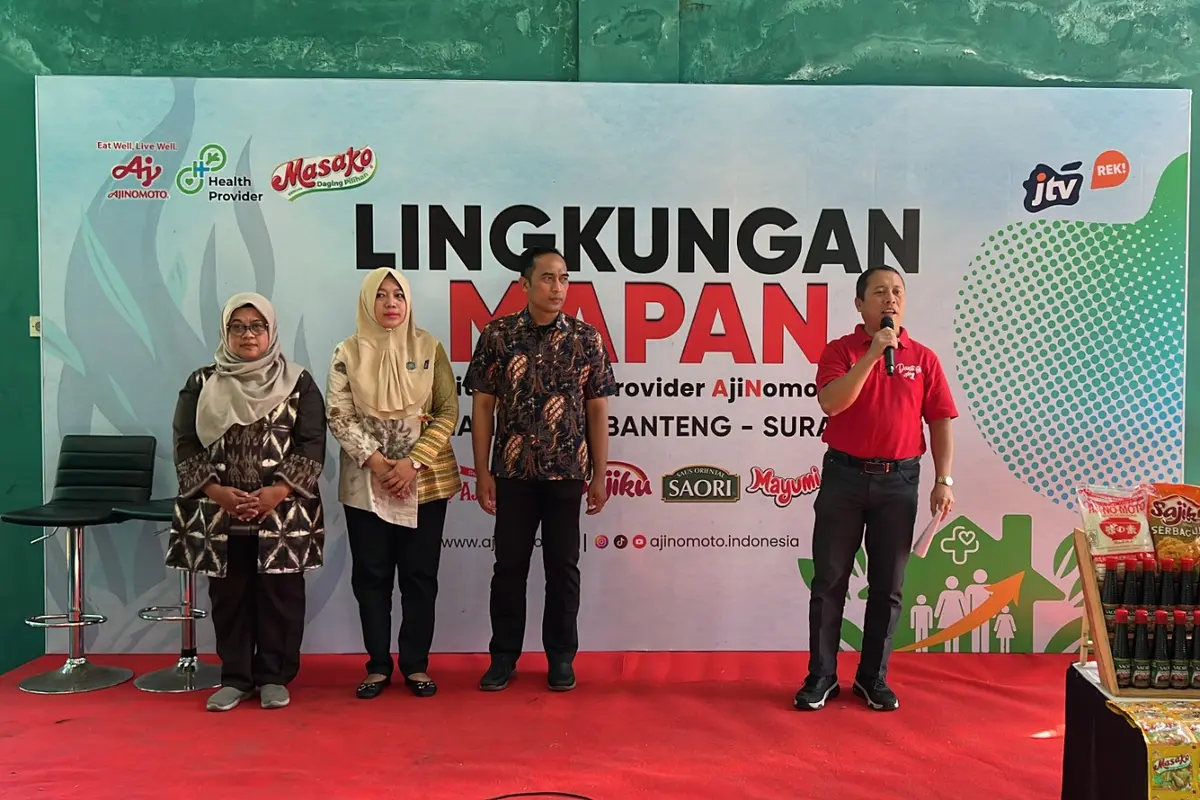 Warga Kelurahan Bulak Banteng Surabaya, sedang menjalankan program lingkungan "Mapan" alias Mitra heAlth Provider AjiNomoto. (Dian Kurniawan/Liputan6.com)