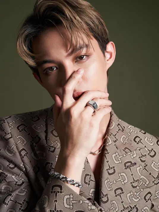 Sementara itu, Rey Mbayang tampil ala Idol KPop dengan rambut cokelat terangnya [@winstongomez]