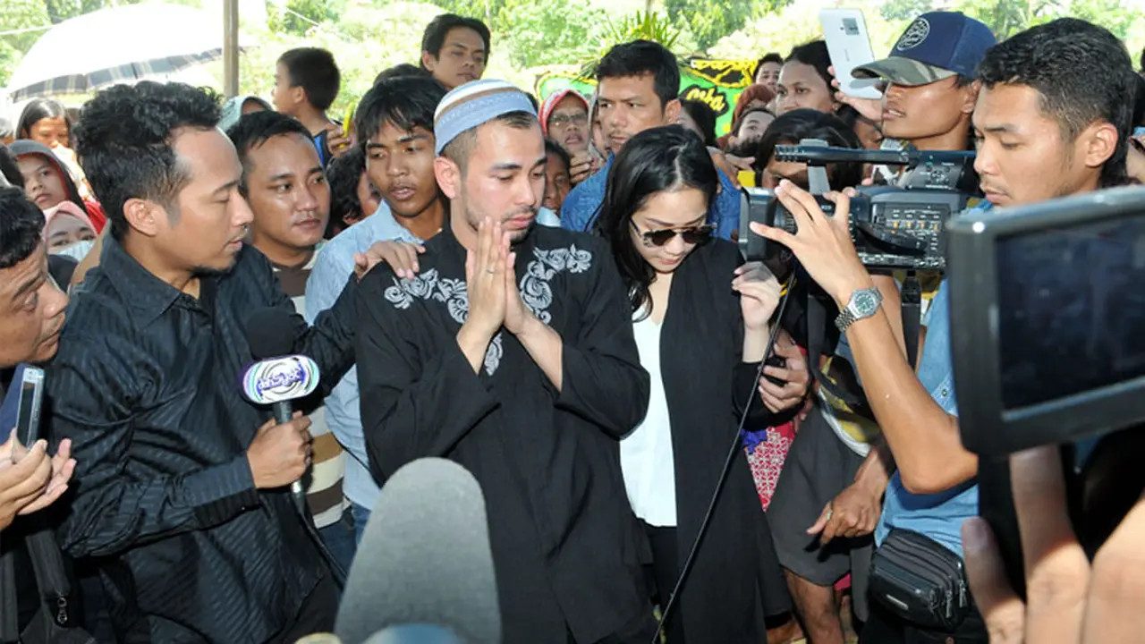 Datangi Makam Olga Syahputra, Raffi Ahmad Gemetaran