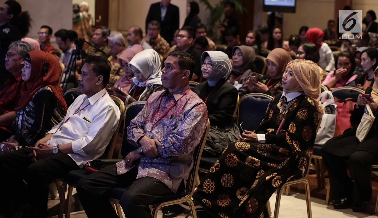 Sejumlah hadirin menyimak saat Ketum Asosiasi Dosen Indonesia Dino Patti Djalal memberikan sambutan dalam pembukaan pameran World Post Graduate 2018 di Jakarta, Sabtu (12/5). (Liputan6.com/Faizal Fanani)
