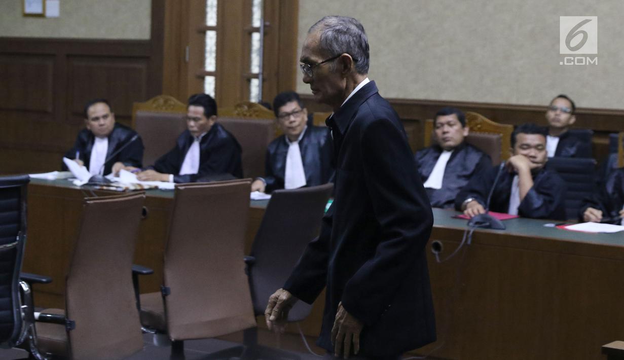 Terdakwa suap DPRD Sumut, Elezaro Duha bersiap menjalani sidang di Pengadilan Tipikor, Jakarta, Kamis (27/12). Elezaro Duha bersama enam lainnya didakwa menerima suap dari Gatot Pujo Nugroho saat menjabat Gubernur Sumut. (Liputan6.com/Helmi Fithriansyah)