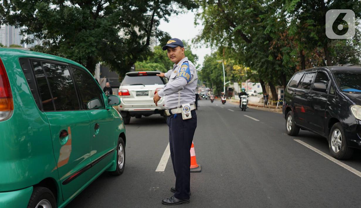 Petugas Dishub Jakarta Selatan mengatur lalu lintas di Jalan Kemang Raya, Jakarta, Selasa (29/10/2019). Sudin Perhubungan Jaksel melakukan rekayasa lalu lintas sistem dua lajur dan satu lajur di Jalan Kemang Raya bertujuan untuk mengurai kepadatan kendaraan. (Liputan6.com/Immanuel Antonius)