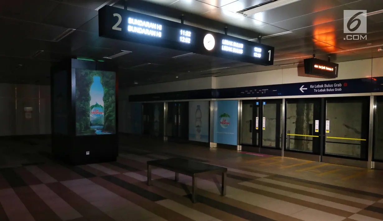 Suasana Stasiun MTR Bendungan Hilir saat terjadi pamadaman listrik di wilayah Jabodetabek, Jakarta, Minggu (4/8/2019). Hingga kini PLN masih terus berupaya untuk memperbaiki gangguan yang menyebabkan pemadaman listrik. (Liputan6.com/JohanTallo)