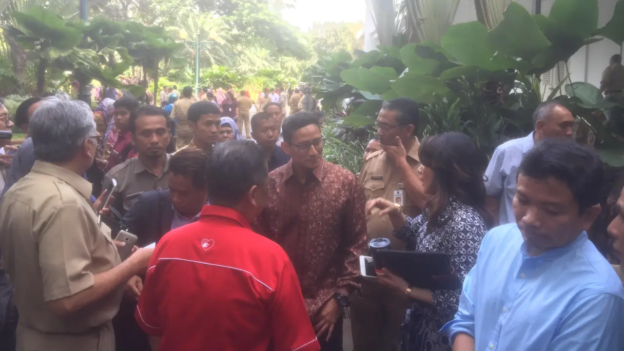 Sandiaga Uno berdiskusi di luar Balai Kota