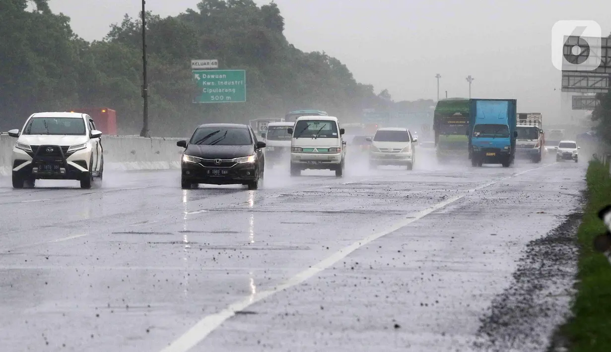 <p>Sejumlah kendaraan pemudik melewati Jalan Tol Jakarta - Cikampek KM 69, Purwakarta, Jawa Barat, Rabu (27/4/2022). Memasuki H-6 Idul Fitri, arus mudik dari Jakarta yang melewati Jalan Tol Jakarta - Cikampek terpantau ramai lancar. (Liputan6.com/Herman Zakharia)</p>