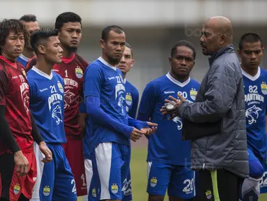 Caretaker Persib, Herrie Setiawan, memimpin latihan di Stadion GBLA, Jawa Barat, Kamis (20/7/2017). Persib bersiap menghadapi Persija pada laga Liga 1. (Bola.com/Vitalis Yogi Trisna)
