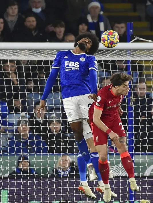 Pemain Leicester City Hamza Choudhury (kiri) berebut bola udara dengan pemain Liverpool Kostas Tsimikas pada pertandingan sepak bola Liga Inggris di Stadion King Power, Leicester, Inggris, 28 Desember 2021. Leicester City menang 1-0. (AP Photo/Rui Vieira)