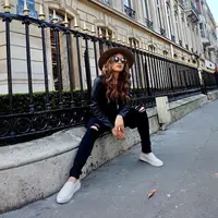 Cinta Laura tampil memukau dengan mengenakan celana jeans yang dipadu dengan jaket kulit. Untuk urusan sepatu, ia mengenakan sepatu slip on. (Foto: instagram.com/claurakiehl)