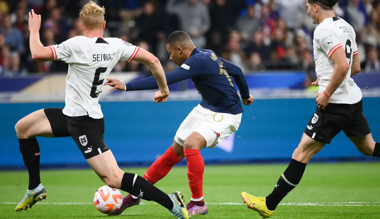 Prancis tetap sabar untuk berusaha membongkar pertahanan Austria. Hasilnya pun baru didapat pada menit ke-56 kala Mbappe sukses mencetak gol pemecah kebuntuan. (AFP/Franck Fife)