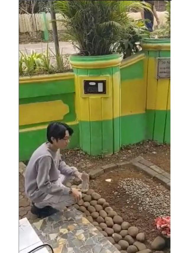 Rilis Ulang 'Seberkas Sinar', Ini 6 Potret Kiesha Alvaro Ziarah ke Makam Nike Ardilla