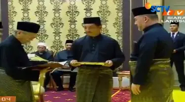 Mahathir Mohamad berhasil menjadi perdana menteri setelah koalisi partai oposisi Malaysia merebut kursi mayoritas di parlemen pada Pemilihan Raya Malaysia.