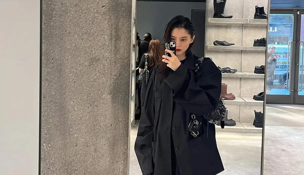 Momen mirror selfie menampilkan Han So Hee dengan outfit serba hitam, rambut dengan gaya wet look, yang disempurnakan dengan pulasan lipstik merah merona. [Foto: Instagram/xeesoxee]