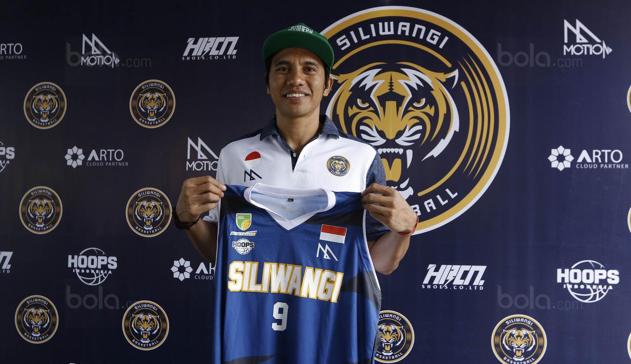 Pemain Siliwangi Bandung, Fadlan, menunjukan jersey baru usai launching di Bandung, Kamis (30/11/2017). Siliwangi Bandung mengenalkan skuad baru untuk menyongsong kompetisi IBL musim depan. (Bola.com/M Iqbal Ichsan)