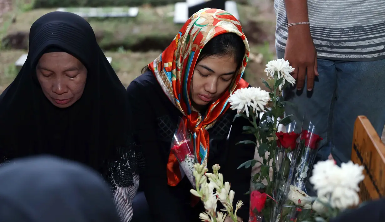 Selain itu, ibunda Jupe juga mengatakan ia dan anggota keluarga lainnya menyirami makam jupe dengan air yang sudah didoakan pada malam sebelumnya. Sri menuturkan alasannya juga datang ke makam di pagi hari. (Nurwahyunan/Bintang.com)