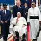 Paus Fransiskus (tengah) menggunakan kursi roda saat tiba di Bandara Internasional Soekarno-Hatta di Tangerang, Banten pada Selasa 3 September 2024. (Tiziana FABI/AFP)