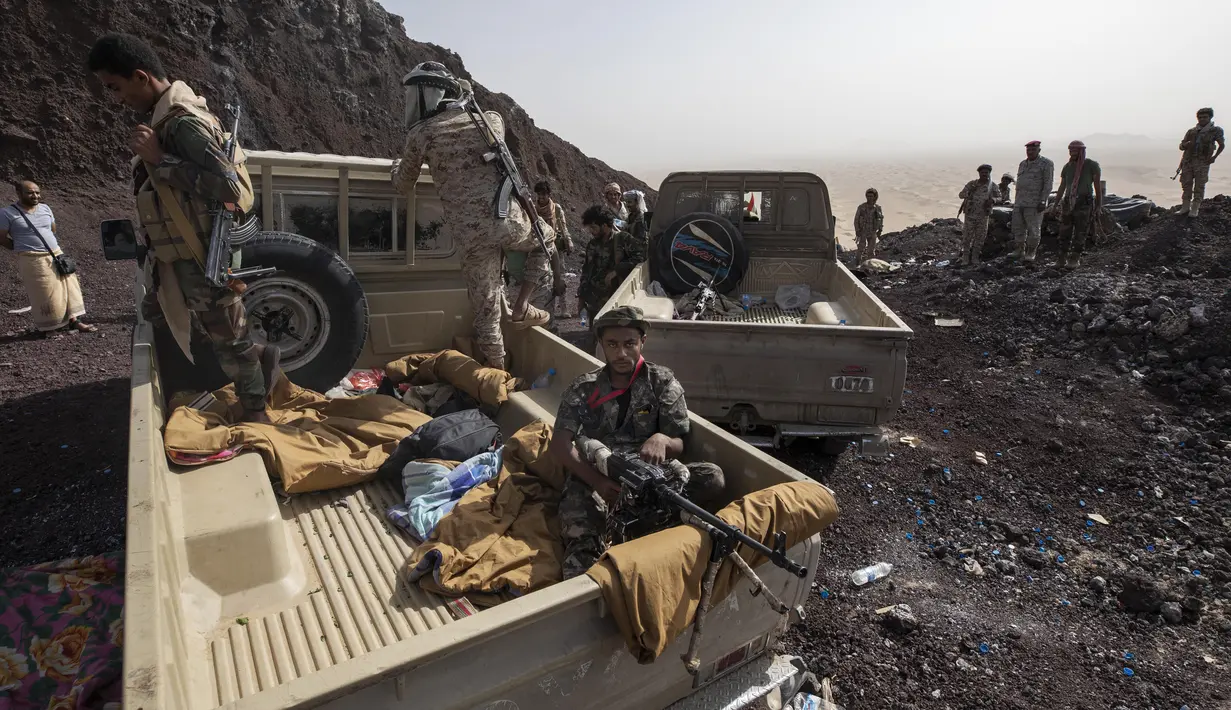 Pejuang Yaman yang didukung oleh koalisi pimpinan Arab Saudi berkumpul di garis depan Kassara dekat Marib, Yaman, 20 Juni 2021. (AP Photo/Nariman El-Mofty)
