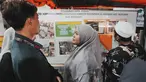 Keluarga santri memeriksa papan informasi sambil menunggu upaya penyelamatan bagi korban yang terjebak reruntuhan bangunan yang sedang dibangun di sebuah pondok pesantren di Sidoarjo, Jawa Timur, Rabu 1 Oktober 2025. (AP Photo/Achmad Ibrahim)