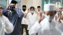 Para jemaah melaksanakan salat Idul Adha di Masjid Fatahillah Balai Kota, Jumat (31/7/2020). Salat yang diikuti para pejabat Pemprov DKI Jakarta tersebut digelar dengan menerapkan protokol kesehatan. (Liputan6.com/Immanuel Antonius)