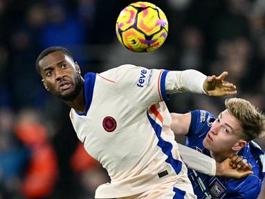 Pemain Chelsea, Tosin Adarabioyo berebut bola dengan pemain Ipswich Town, Liam Delap pada laga lanjutan Liga Inggris 2024/2025 yang berlangsung di Portman Road, Ipswich, Inggris, Selasa (31/12/2024) dini hari WIB. (AFP/Glyn Kirk)
