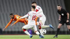 Gelandang Belanda, Georginio Wijnaldum, terjatuh saat berebut bola dengan bek Turki, Ozan kabak, pada laga kualifikasi Piala Dunia 2022 di Stadion Olimpiade Ataturk, Kamis (25/3/2021). Turki menang dengan skor 4-2. (Tolga Bozoglu/Pool Photo via AP)