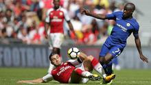 Bek Arsenal, Sead Kolasinac, menekel gelandang Chelsea, N'Golo Kante, pada laga Community Shield di Stadion Wembley, London, Minggu (6/8/2017). Arsenal berhasil menang 4-1 melalui adu penalti atas Chelsea. (AFP/Daniel Leal-Olivas)