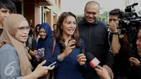 Artis Masayu Anastasia (tengah) memberi keterangan pers di Pengadilan Agama, Jakarta Selatan, (17/3). Isu keretakan rumah tangga Masayu dan Lembu sudah tercium sejak dua tahun terakhir,Namun kala itu keduanya membantah. (Liputan6.com/Gempur M Surya) 