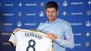 Gelandang Los Angeles Galaxy, Steven Gerrard berpose saat sesi jumpa pers di Stubhub Center, Los Angeles, Amerika Serikat (7/7/2015). Gerrard resmi diperkenalkan LA Galaxy pada Sabtu (4/7) lalu. (REUTERS/Gary A. Vasquez-USA TODAY)