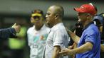 Manajer Madura United, Haruna Soemitro, diusir wasit saat pertandingan melawan PS TNI pada laga Liga 1 Indonesia di Stadion Pakansari, Bogor, Senin (18/9/2017). Madura United menang 3-2 atas PS TNI. (Bola.com/M Iqbal Ichsan)