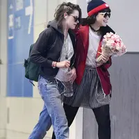 Kristen Stewart dan Soko (via dailymail.co.uk)