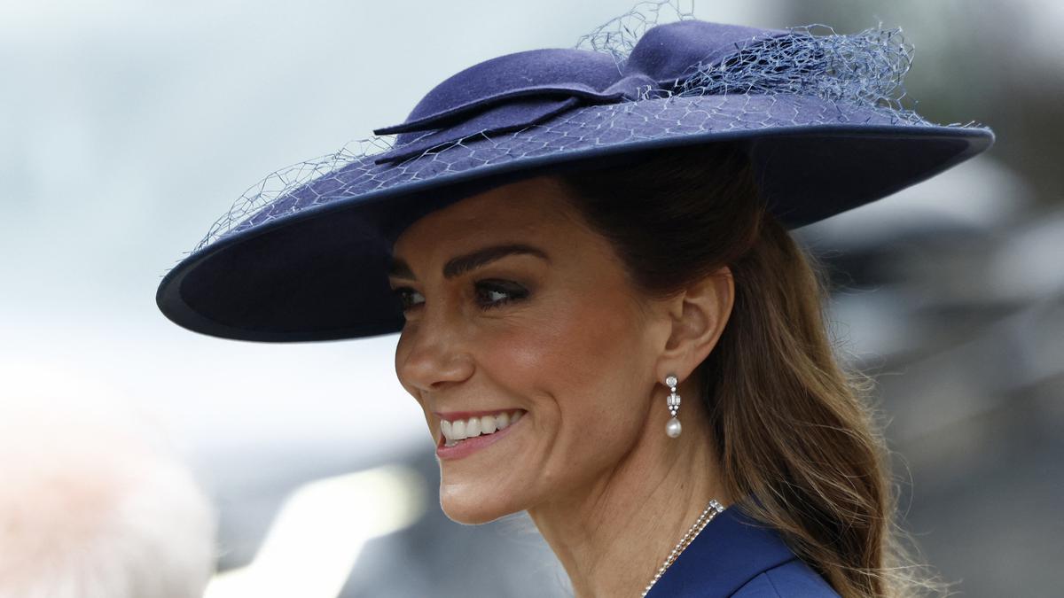 Pesona Kate Middleton dengan Topi Lebar, Bikin Gagal Cium Pipi Putri Anne
