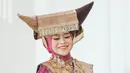 Baju kurung, songket, dan berbagai aksesori dengan nuansa emas melekat di tubuh Lesti Kejora, disempurnakan dengan penutup kepala yang juga khas Minang, dikenal dengan sebutan Tingkuluak. Foto: Instagram @aldiphoto.