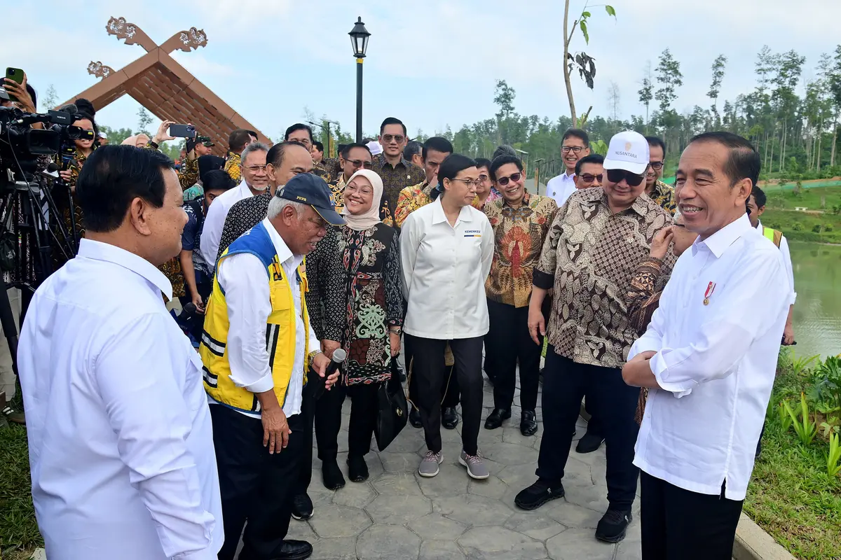 Presiden Joko Widodo atau Jokowi mengajak menteri kabinetnya keliling Istana Negara di Ibu Kota Nusantara (IKN), Kalimantan Timur, Senin (12/8/2024).