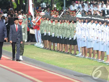 Presiden Jokowi mengantarkan Presiden SBY keluar gerbang Istana Negara, Jakarta, Senin (20/10/2014) (Liputan6.com/Herman Zakharia)