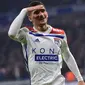 Pemandu bakat Liverpool dan Manchester City dikabarkan sering membahas kehebatan Houssem Aouar gelandang Lyon berusia 21 tahun ini. Dibutuhkan dana hingga 53 juta pounds untuk membawa pemain ini dari Lyon. (AFP/Roman Lafabregue)