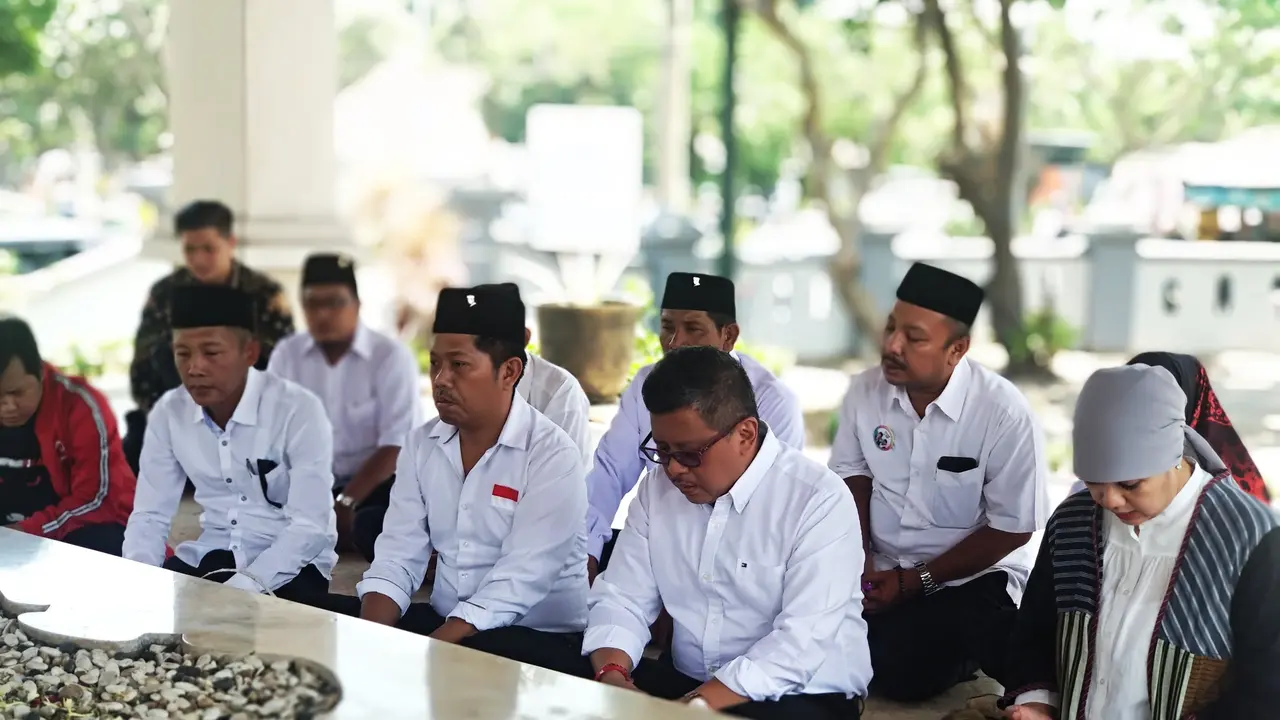 Timses Jokowi berziarah ke Makam WR Soepratman (Merdeka.com/Ahda Bayhaqi)