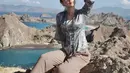 Yasmin Napper tak tagu kenakan kebaya sebagai outfit Traveling. Di Hari Kebaya Nasional, Yasmin pamer OOTD kebaya kutubaru silver di atas bukit berlatar indahnya laut [@yasminnapper]