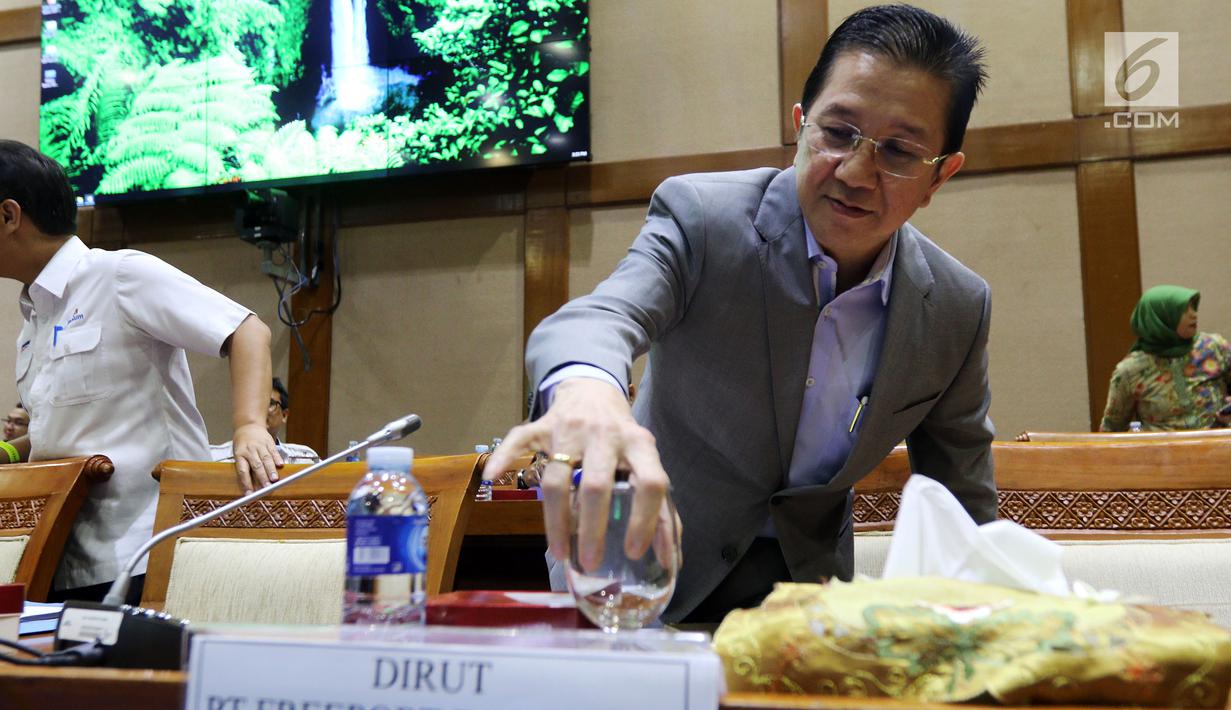 Dirut Freeport Tony Wenas saat rapat kerja dengan Komisi VII DPR di Gedung Nusantara I, Jakarta (15/1). Komisi VII DPR menggelar RDP dengan Kementerian ESDM, Kementerian LHK, PT Inalum, dan PT Freeport Indonesia. (Liputan6.com/JohanTallo)