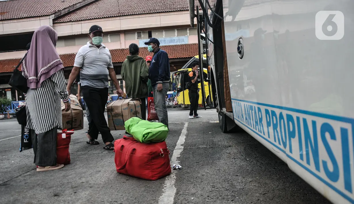 Calon penumpang menaiki bus AKAP di loket Terminal Kampung Rambutan, Jakarta Timur, Selasa (20/12/2022). Petugas Dinas Perhubungan Terminal Kampung Rambutan mengatakan jumlah penumpang tujuan kota di Sumatera, Jawa, dan Bali mengalami peningkatan hampir 10 persen dibandingkan hari biasa jelang liburan Natal 2022 dan Tahun Baru 2023. (merdeka.com/Iqbal S. Nugroho)