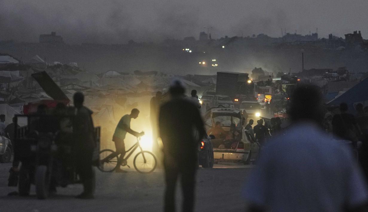 Warga Gaza pun terpaksa hidup berpindah-pindah untuk mengamankan sekaligus menyelamatkan diri. (AP Photo/Jehad Alshrafi)