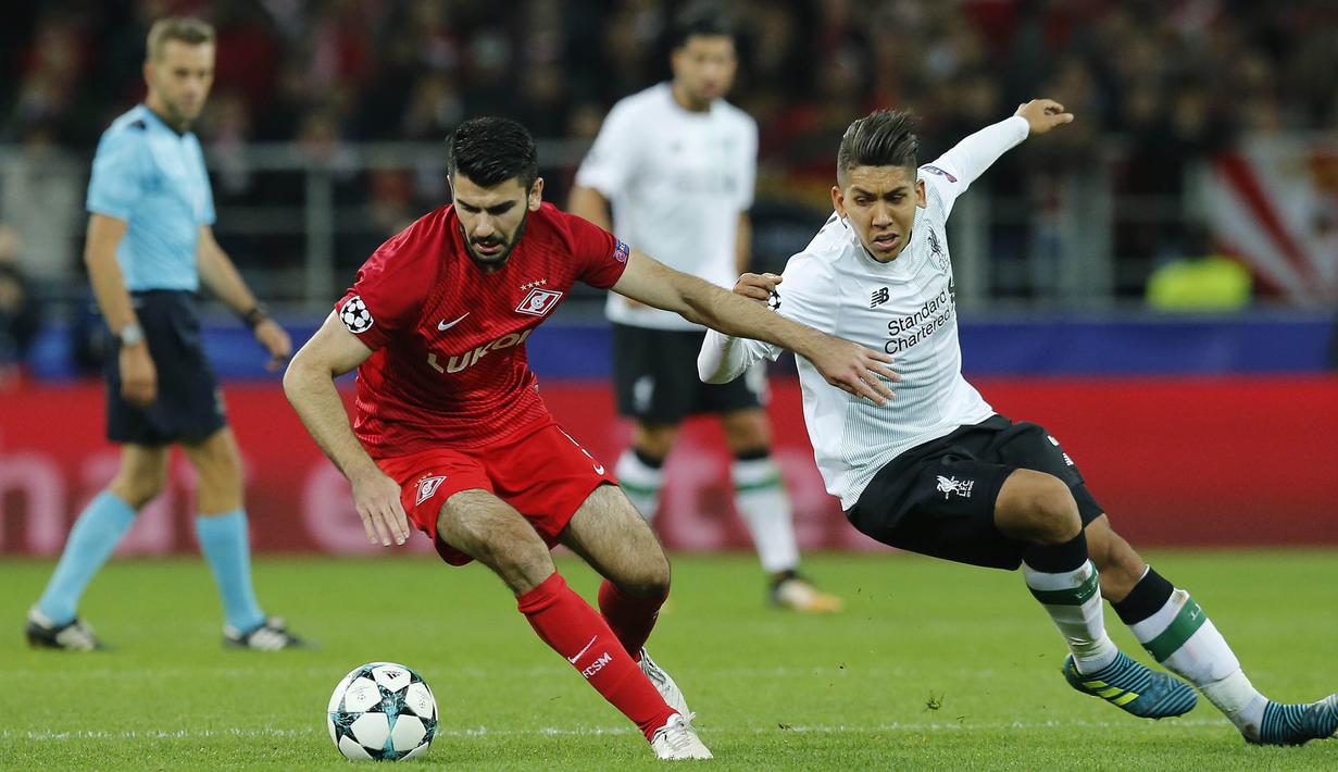 Gelandang Spartak Moskow, berusaha menghindari kejaran gelandang Liverpool, Roberto Firmino, pada laga Liga Champions di Stadion Otkrytie Arena, Moskow, Selasa (26/9/2017). Kedua klub bermain imbang 1-1. (AP/Alexander Zemlianichenko)