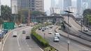 Kendaraan melintasi jalur tol dalam kota dan Jalan Gatot Soebroto di Jakarta, Selasa (1/5). Berdasarkan data kepolisian, sekitar 30 ribu buruh melakukan aksi May Day 2018 di Jakarta. (Liputan6.com/Immanuel Antonius)