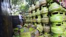Pekerja merapikan tabung gas 3 kilogram dari atas truk saat distribusi di kawasan Jakarta, Senin (13/6/2022). PT Pertamina (Persero) menerima tambahan belanja subsidi bahan bakar minyak (BBM) dan liquefied petroleum gas (LPG) sebesar Rp235 miliar. Dengan tambahan itu, maka BBM jenis Pertalite dan Gas LPG 3 Kg dipastikan tidak akan naik. (Liputan6.com/Angga Yuniar)
