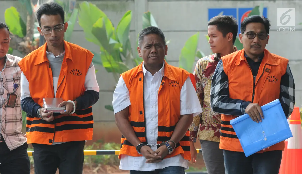 Tersangka kasus suap Imigrasi Mataram Yusriansyah Fazrin (kanan), tersangka kasus dugaan korupsi di PN Balikpapan tahun 2018, Sudarman (tengah) dan tersangka kasus dugaan suap distribusi pupuk Bowo Sidik Pangarso tiba untuk pemeriksaan di gedung KPK, Kamis (25/7/2019). (merdeka.com/Dwi Narwoko)